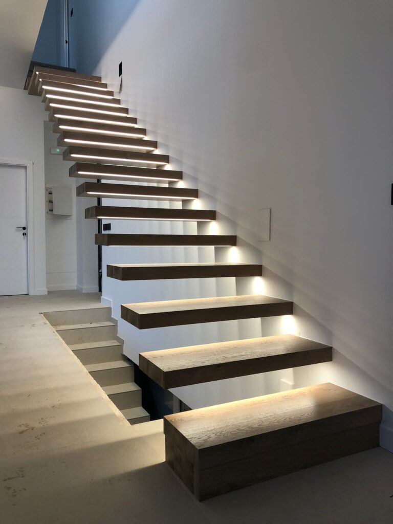 Escaleras voladas y flotantes de madera