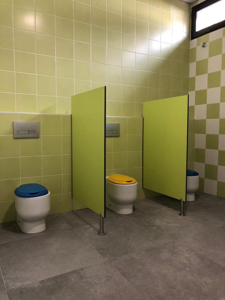 Separadores de urinarios en cabinas