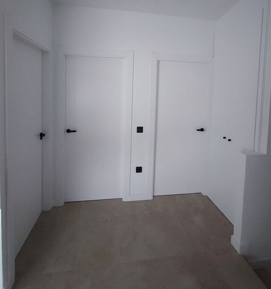 Puertas lacadas blancas y de colores de madera